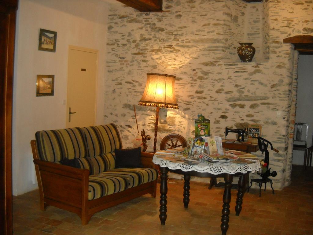 Domaine De La Cour Bed & Breakfast Sainte-Gemme-d'Andigne Exterior photo