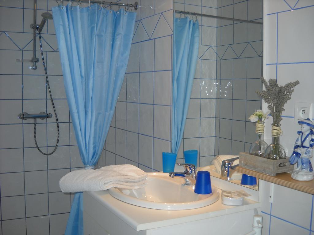 Domaine De La Cour Bed & Breakfast Sainte-Gemme-d'Andigne Exterior photo