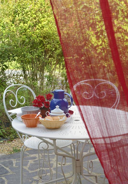 Domaine De La Cour Bed & Breakfast Sainte-Gemme-d'Andigne Exterior photo