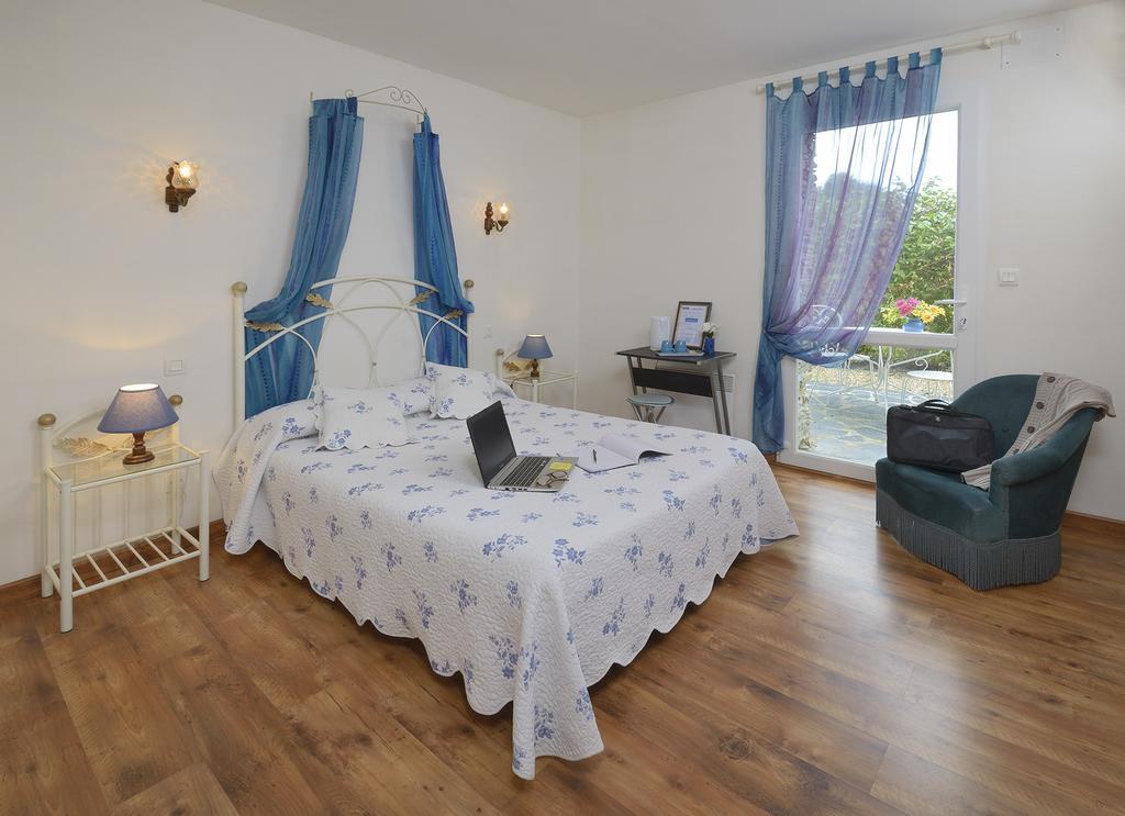 Domaine De La Cour Bed & Breakfast Sainte-Gemme-d'Andigne Exterior photo