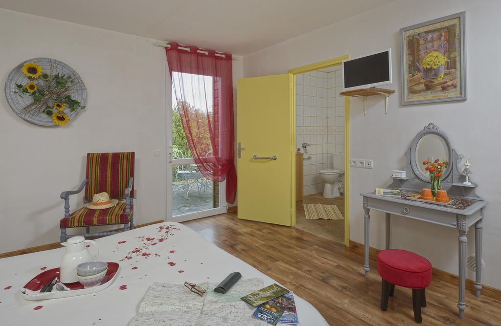 Domaine De La Cour Bed & Breakfast Sainte-Gemme-d'Andigne Exterior photo