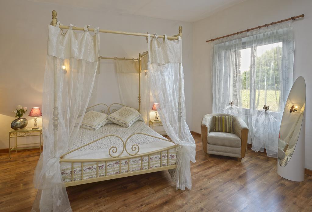 Domaine De La Cour Bed & Breakfast Sainte-Gemme-d'Andigne Exterior photo