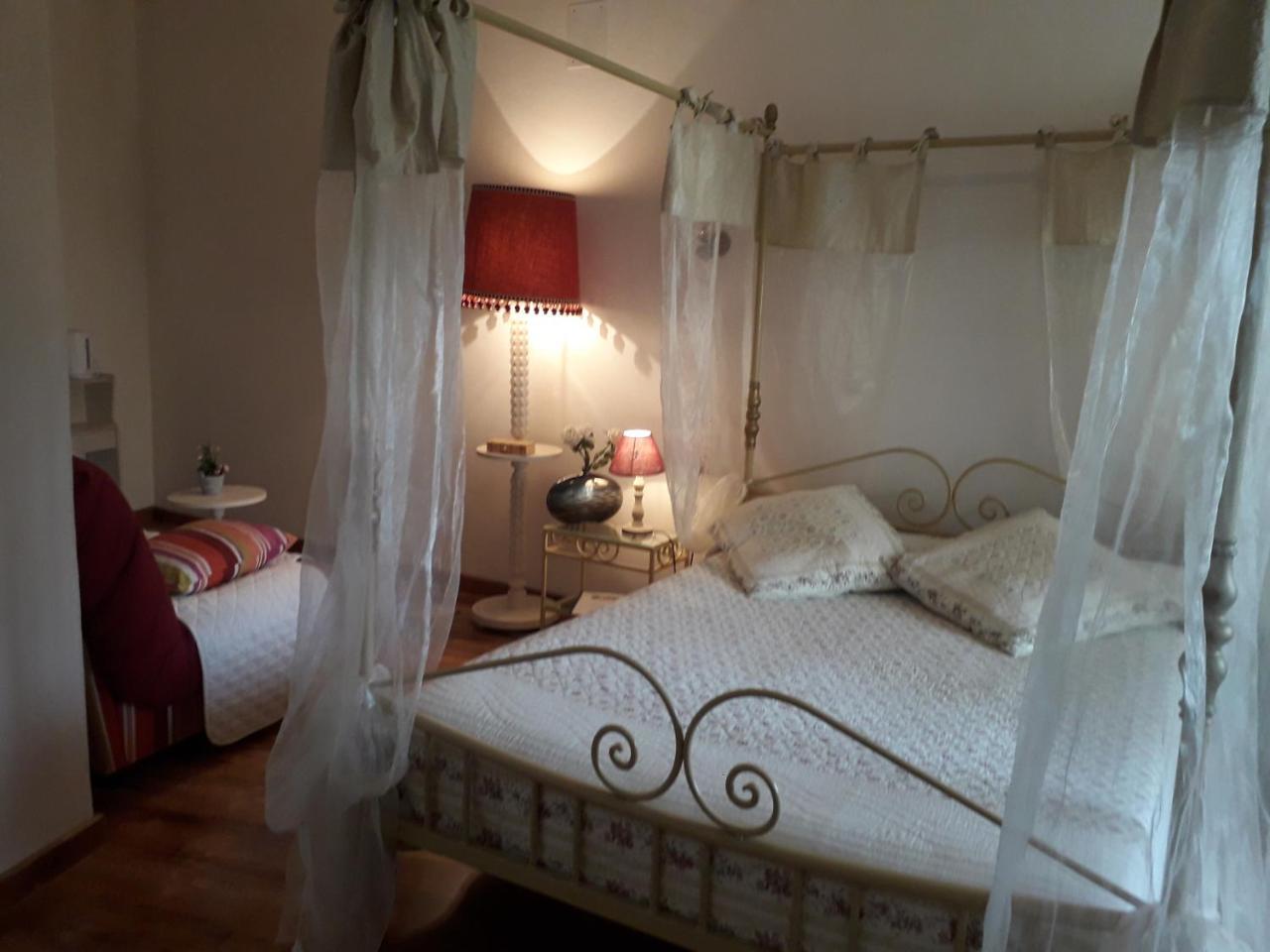 Domaine De La Cour Bed & Breakfast Sainte-Gemme-d'Andigne Exterior photo